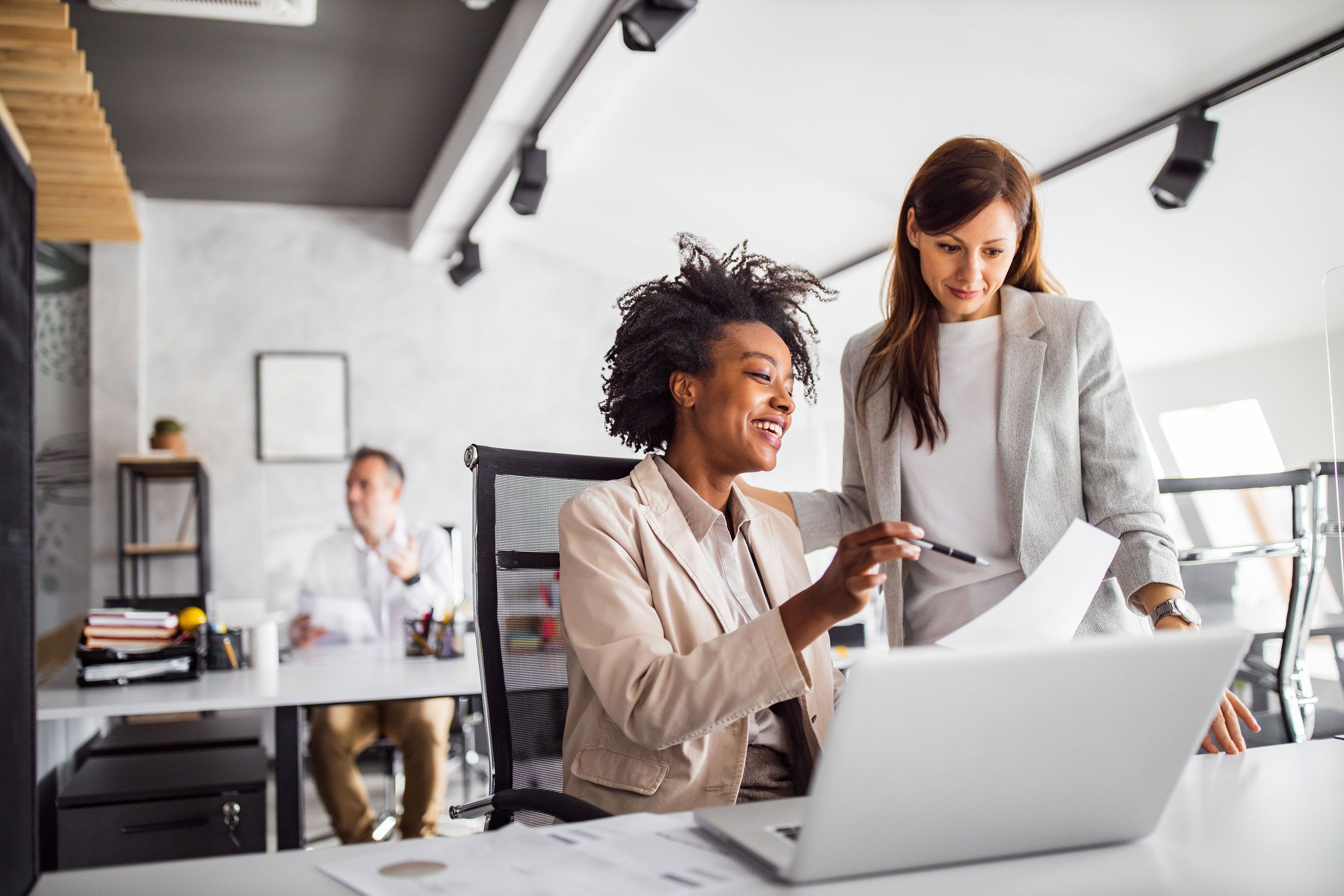 business-women-working-together